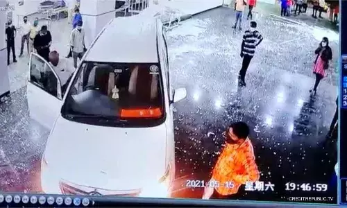 ఆసుపత్రి మీదకు కారుతో దూసుకుని వెళ్లిన బీజేపీ నేత