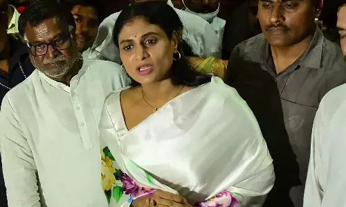 వెంకటేశ్ కుటుంబాన్ని పరామర్శించిన వైఎస్ షర్మిల