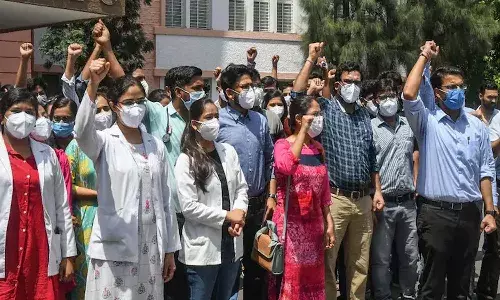 రాజీనామా చేసిన 3వేల మంది జూనియర్‌ డాక్టర్లు.. ఎందుకంటే..