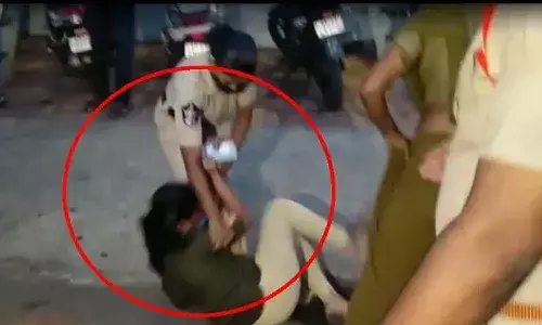 విశాఖలో పోలీసులతో యువతి హంగామా