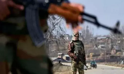 జమ్మూ కాశ్మీర్ పోలీసులపై గ్రెనేడ్ విసిరిన తీవ్రవాదులు