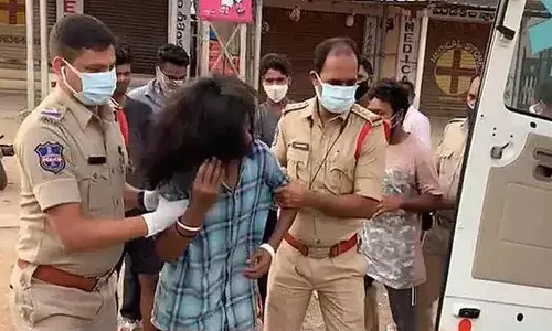 కారణం లేకుండా బ‌య‌ట‌ కనిపిస్తే ఐసోలేషన్‌కే.. అతి చేస్తే తాట తీస్తున్న పోలీసులు