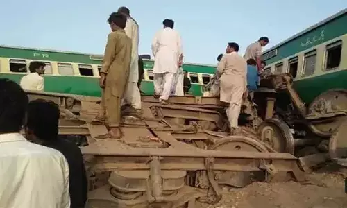 పాకిస్తాన్ లో ఘోర రైలు ప్రమాదం.. 30 మంది మృతి