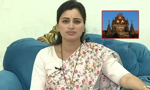 నవనీత్ కౌర్కు బాంబే హైకోర్టు షాక్.. ఎంపీ పదవికి గండం..!