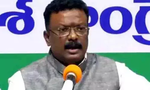 దీన్ని కిడ్నాప్ అంటారా లేక అరెస్ట్ అంటారా? : యాంకర్ రఘు అరెస్టుపై కాంగ్రెస్ నేత ట్వీట్