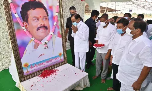 బాల్క సుమన్‌ను పరామర్శించిన సీఎం కేసీఆర్‌
