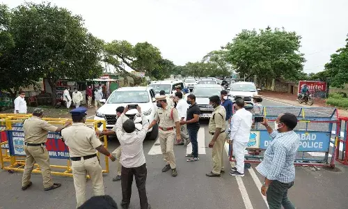 వైఎస్ షర్మిల కాన్వాయ్ను అడ్డుకున్న పోలీసులు