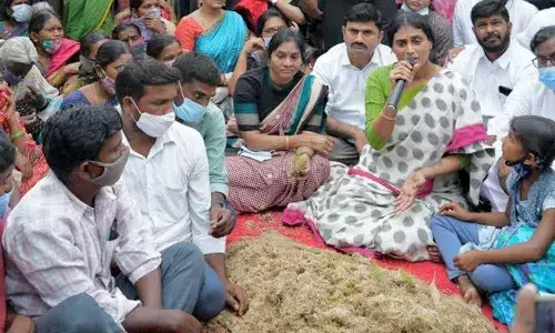 ఇకనైనా కళ్లు తెరవండి దొరా.. దూకుడు పెంచిన ష‌ర్మిల‌