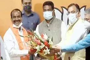 బీజేపీలో చేరిన ఈటల రాజేందర్ బీజేపీలో చేరిన ఈటల రాజేందర్