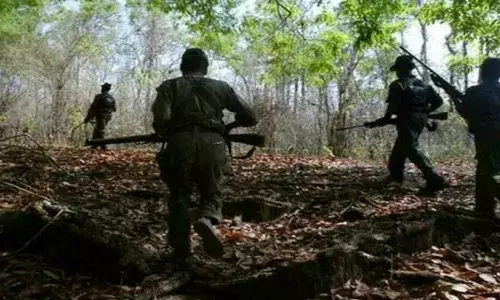 విశాఖ జిల్లాలో పోలీసులకు, మావోయిస్టులకు మధ్య ఎదురు కాల్పులు