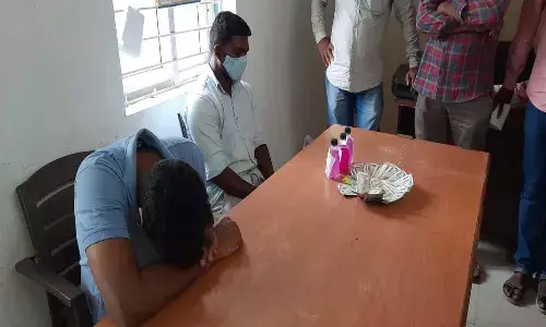 లంచం తీసుకుంటూ పట్టుబడ్డ ఎస్సై