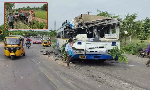 వ‌రంగ‌ల్ జిల్లాలో  ఘోర ప్ర‌మాదం.. ఆర్టీసీ బ‌స్సును ఢీ కొన్న లారీ