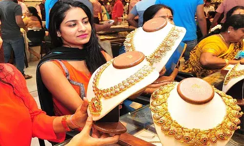 స్వల్పంగా తగ్గిన బంగారం ధర