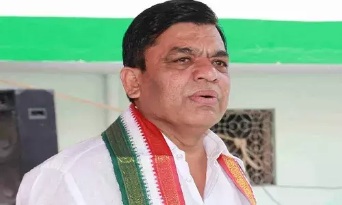 కేంద్ర మాజీ మంత్రి బలరాం నాయక్పై కేంద్ర ఎన్నికల సంఘం వేటు