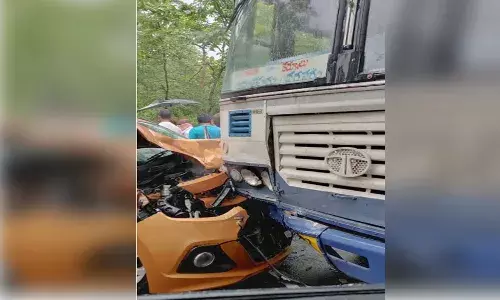 శ్రీశైలం ఘాట్ రోడ్డులో ప్రమాదం.. బస్సు,కారు ఢీ