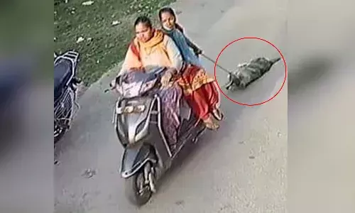 అమానుషం.. కుక్కను స్కూటీకి కట్టి లాక్కెళ్లిన యువతులు