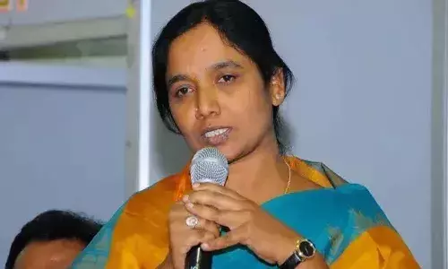 రెవెన్యూ అధికారుల తీరుపై మాజీ మంత్రి పరిటాల సునీత ఆగ్రహం