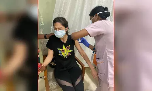 అయ్యో ఎంత కష్టం.. టీకా వేయించుకుంటూ వణికిపోయిన మెహరీన్