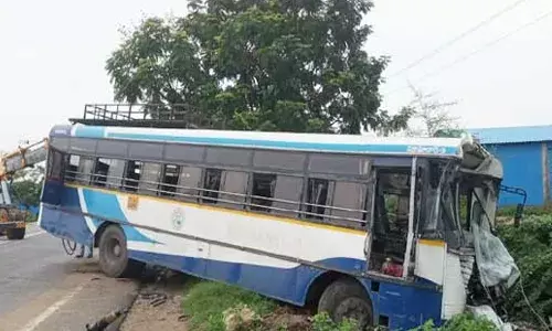 పెట్రోల్ ట్యాంక‌ర్‌ను ఢీకొట్టిన ఆర్టీసీ బ‌స్సు.. 20 మందికి