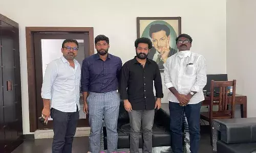 చిరంజీవి, జూనియర్ ఎన్టీఆర్ను కలిసిన తెలంగాణ మంత్రి