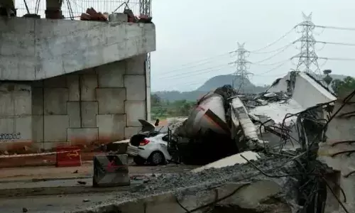 అనకాపల్లిలో ఘోరప్రమాదం.. నిర్మాణ దశలోనే కుప్పకూలిన ఫ్లైఓవర్