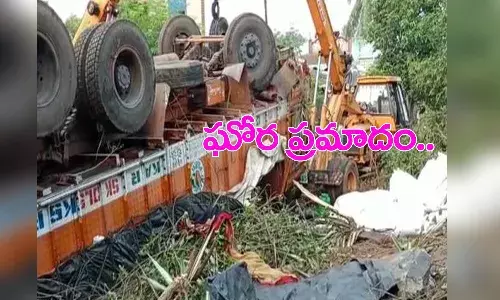 లారీ బోల్తా.. ముగ్గురు మృతి.. మృతుల్లో చిన్నారి కూడా