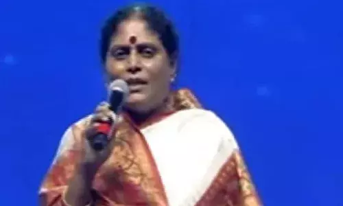 పల్లెలో జీవం తెచ్చింది వైఎస్సారే.. పార్టీ ఆవిష్కరణ సభలో భావోద్వేగానికి గురైన విజయమ్మ