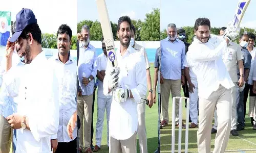 బ్యాట్ చేత ప‌ట్టి రెండు షాట్లు ఆడిన సీఎం జ‌గ‌న్‌