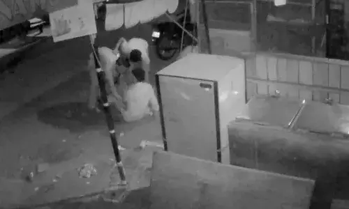 బట్టలు విప్పించిన దొంగలు..!