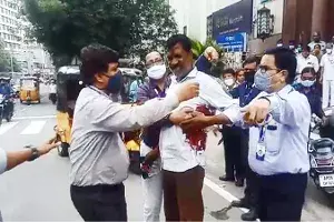 హైదరాబాద్లో కాల్పుల కలకలం హైదరాబాద్లో కాల్పుల కలకలం