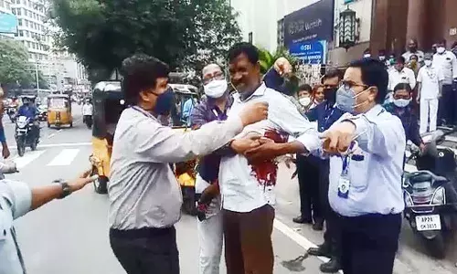 హైదరాబాద్లో కాల్పుల కలకలం