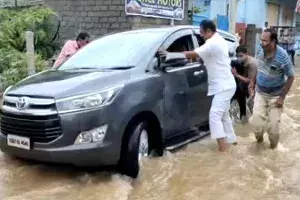 వరద నీటిలో చిక్కుకున్న ఎల్బీనగర్ ఎమ్మెల్యే కారు వరద నీటిలో చిక్కుకున్న ఎల్బీనగర్ ఎమ్మెల్యే కారు
