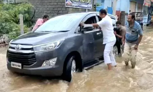 వరద నీటిలో చిక్కుకున్న ఎల్బీనగర్ ఎమ్మెల్యే కారు