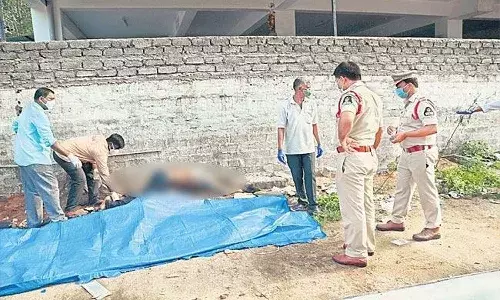 జూబ్లీ హిల్స్ లోని ఖాళీ స్థలంలో దుర్వాసన.. తీరా చూస్తే..!