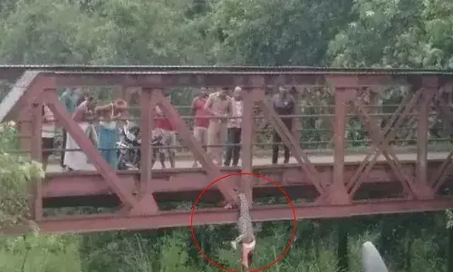 యూపీలో మరో ఘోరం.. మైనర్ బాలిక శవం రోజంతా..