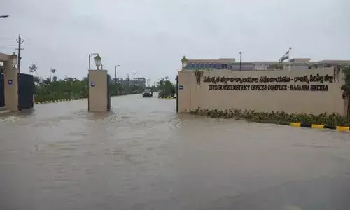 మోకాళ్లలోతు నీటిలో కలెక్టరేట్ భవనం