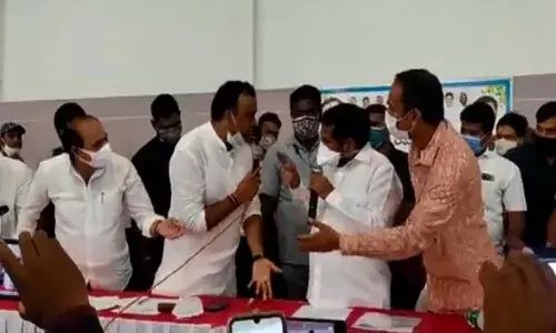 స్టేజీ మీద మంత్రి, ఎమ్మెల్యే వాగ్వాదం.. కుర్చీలు విసురుకున్న కార్యకర్తలు
