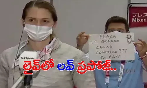 కెమెరా ముందే ప్లేయర్కు ప్రపోజ్ చేసిన కోచ్