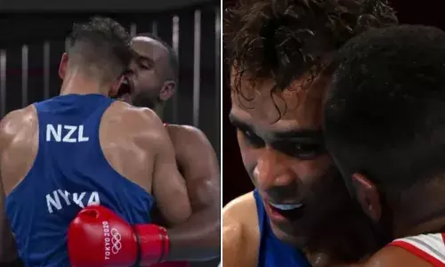 ఓడిపోతున్నానని చెవి కొరికాడు.. టీవీకి దొరికాడు