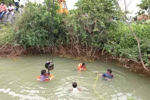 విషాదం.. వ్యవసాయ బావిలోకి దూసుకెళ్లిన కారు విషాదం.. వ్యవసాయ బావిలోకి దూసుకెళ్లిన కారు
