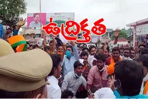హుజురాబాద్ లో టీఆర్ఎస్, బీజేపీ శ్రేణుల ఘర్షణ హుజురాబాద్ లో టీఆర్ఎస్, బీజేపీ శ్రేణుల ఘర్షణ