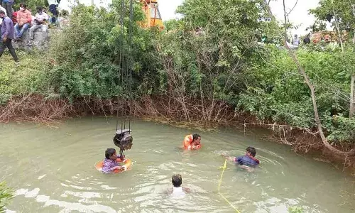 విషాదం.. వ్యవసాయ బావిలోకి దూసుకెళ్లిన కారు