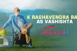 నటుడిగా మారిన దర్శకేంద్రుడు.. తొలి సారి కెమెరా ముందుకు.. లుక్ అదుర్స్ నటుడిగా మారిన దర్శకేంద్రుడు.. తొలి సారి కెమెరా ముందుకు.. లుక్ అదుర్స్