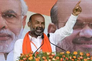 కేసీఆర్ ఫామ్ హౌస్ను లక్ష నాగళ్లతో దున్నుతాం : బండి సంజయ్ సంచలన వ్యాఖ్యలు కేసీఆర్ ఫామ్ హౌస్ను లక్ష నాగళ్లతో దున్నుతాం : బండి సంజయ్ సంచలన వ్యాఖ్యలు