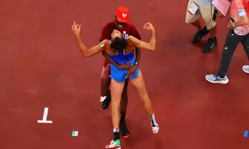 బంగారు పతాకాన్ని పంచుకోడానికి ఒప్పుకున్నారు.. వారి ఆనందం చూడాలి..!