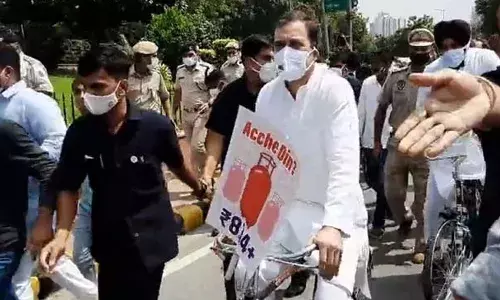 పార్లమెంట్కు సైకిల్ పై వచ్చిన రాహుల్గాంధీ