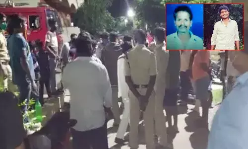 విషాదం.. డ్రైనేజీ క్లీన్ చేస్తూ ఇద్దరు జీహెచ్ఎంసీ కార్మికులు మృతి