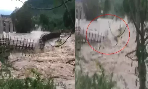 వరదనీటిలో కొట్టుకుపోయిన వంతెన.. వీడియో వైరల్