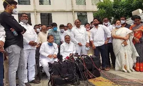 సహచరులు కనుమరుగై.. ద్రోహులు రాజ్యమేలుతున్నారు