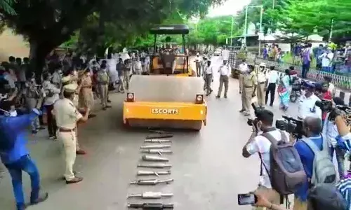 బైక్ సైలెన్సర్లను రోడ్డు రోలర్తో ద్వంసం చేయించిన ఎస్పీ